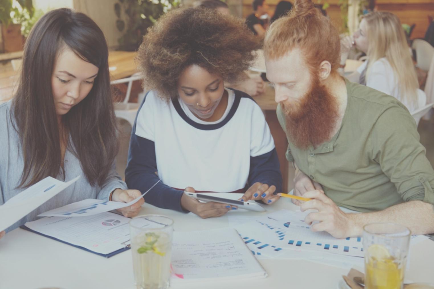 Fasilitator memberikan penjelasan mendalam tentang konsep investasi dengan pendekatan visual dan interaktif