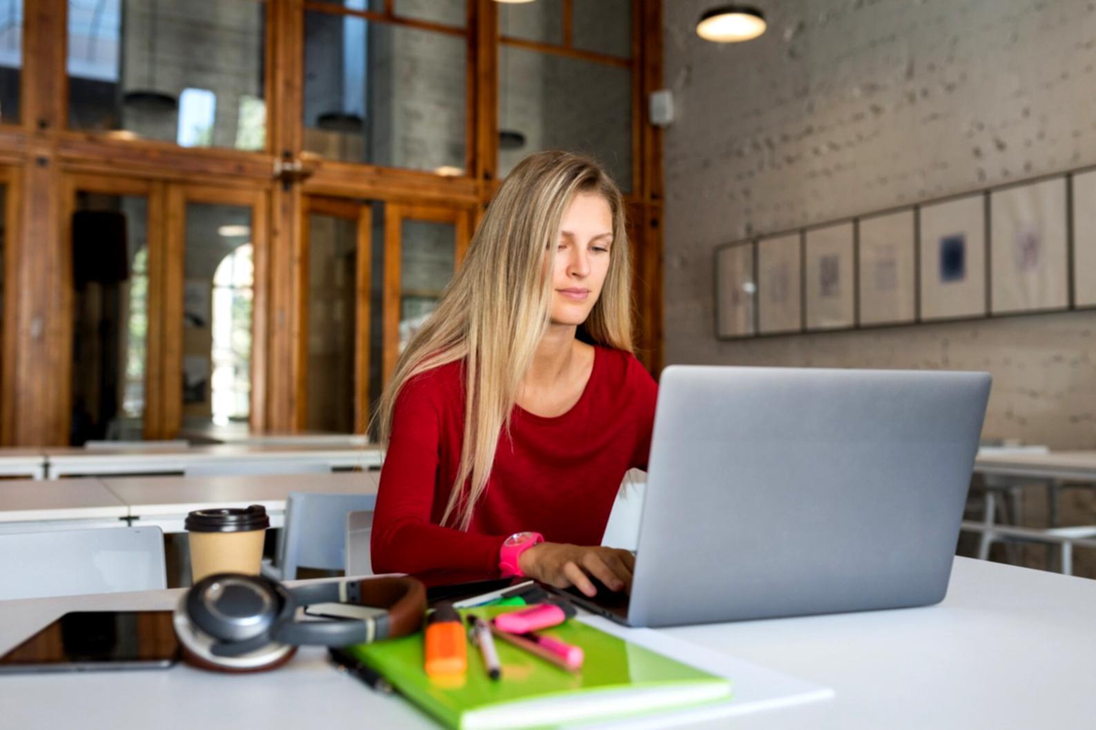 Diskusi kolaboratif mengenai terminologi investasi di ruang kerja modern