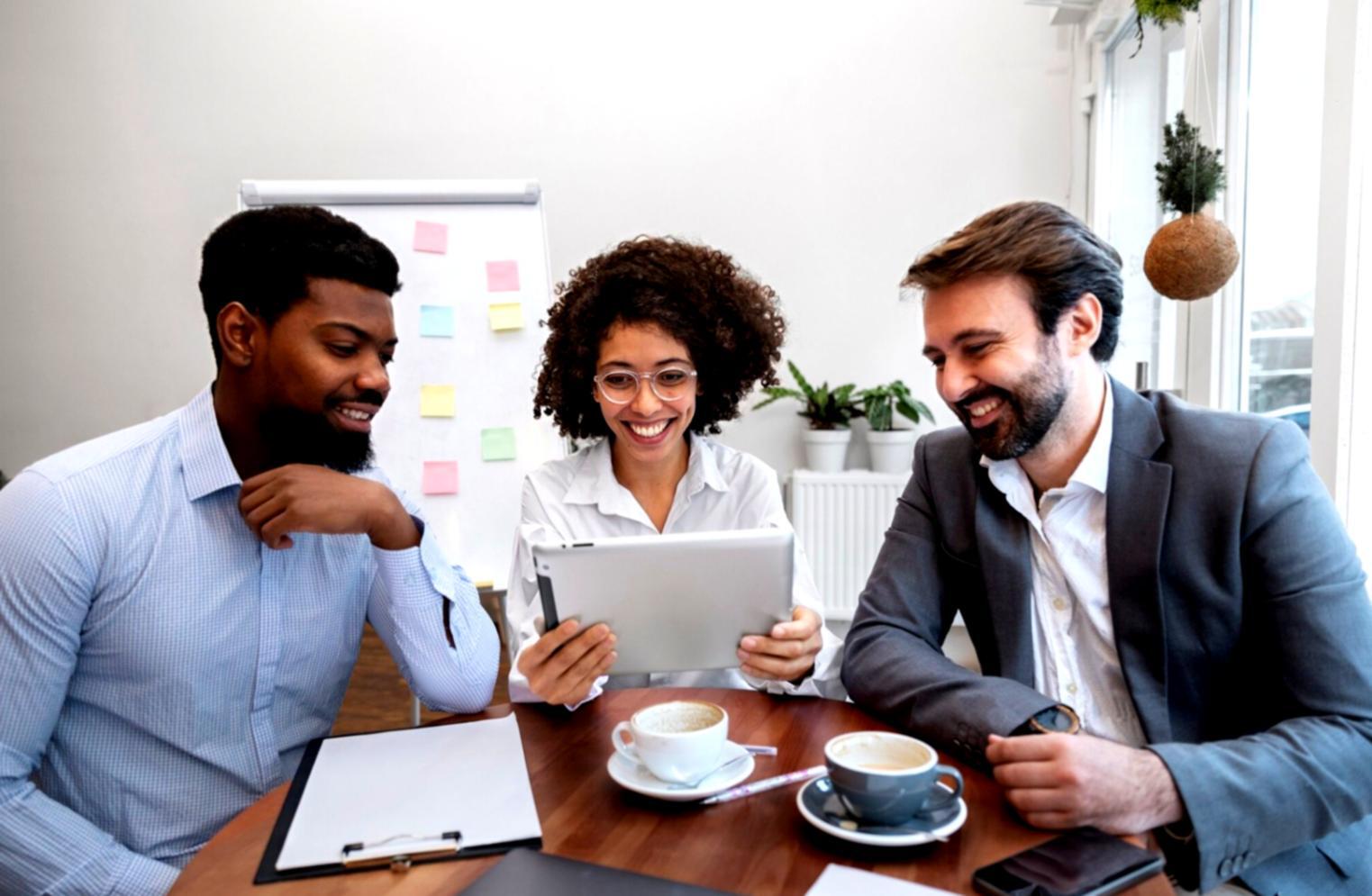 Aktivitas kolaborasi tim dalam mengembangkan materi terminologi investasi