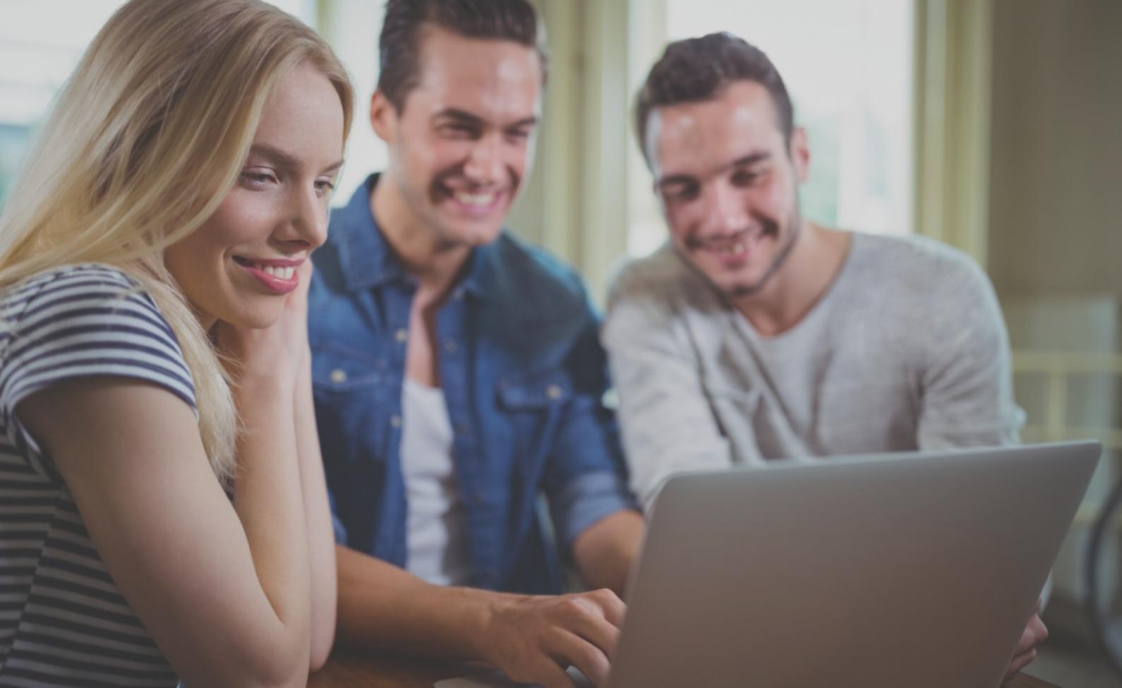 Sesi pembelajaran interaktif mengenai terminologi investasi dengan materi visual dan diskusi kelompok